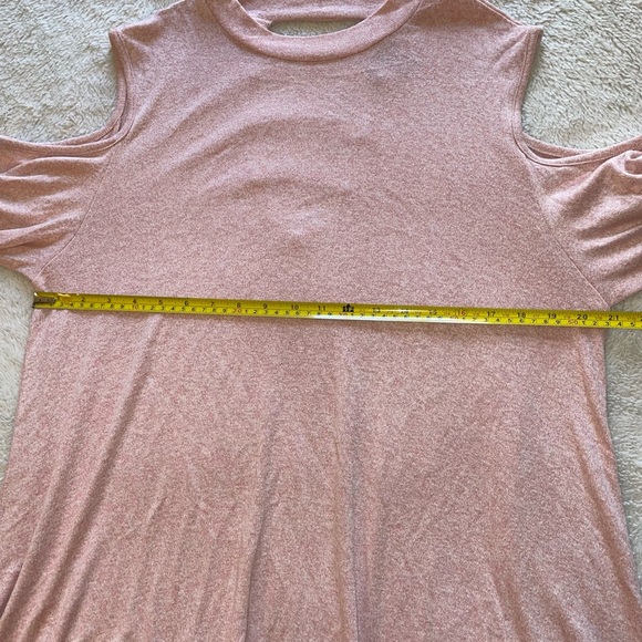 Lisa Rinna Collection Light Pink Cold Shoulder Top - Picture 3 of 5
